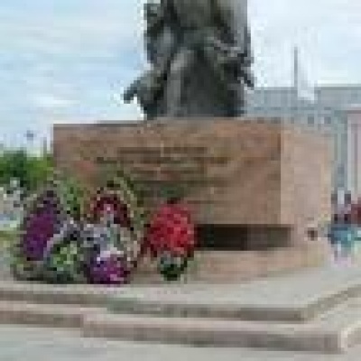 Через века, через года,- помните!