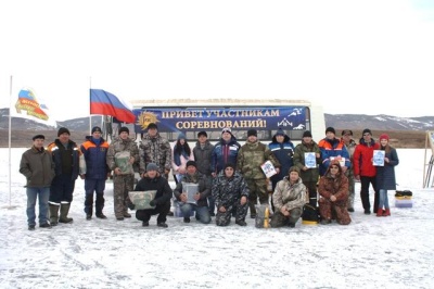 Проводят у лунок рыбаки.